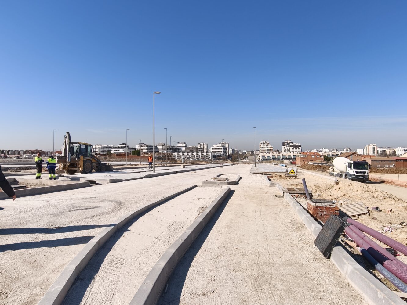 The City Council authorizes the concurrent implementation of infrastructure development and building construction in Phase 1 of Los Cerros