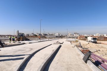 The City Council authorizes the concurrent implementation of infrastructure development and building construction in Phase 1 of Los Cerros